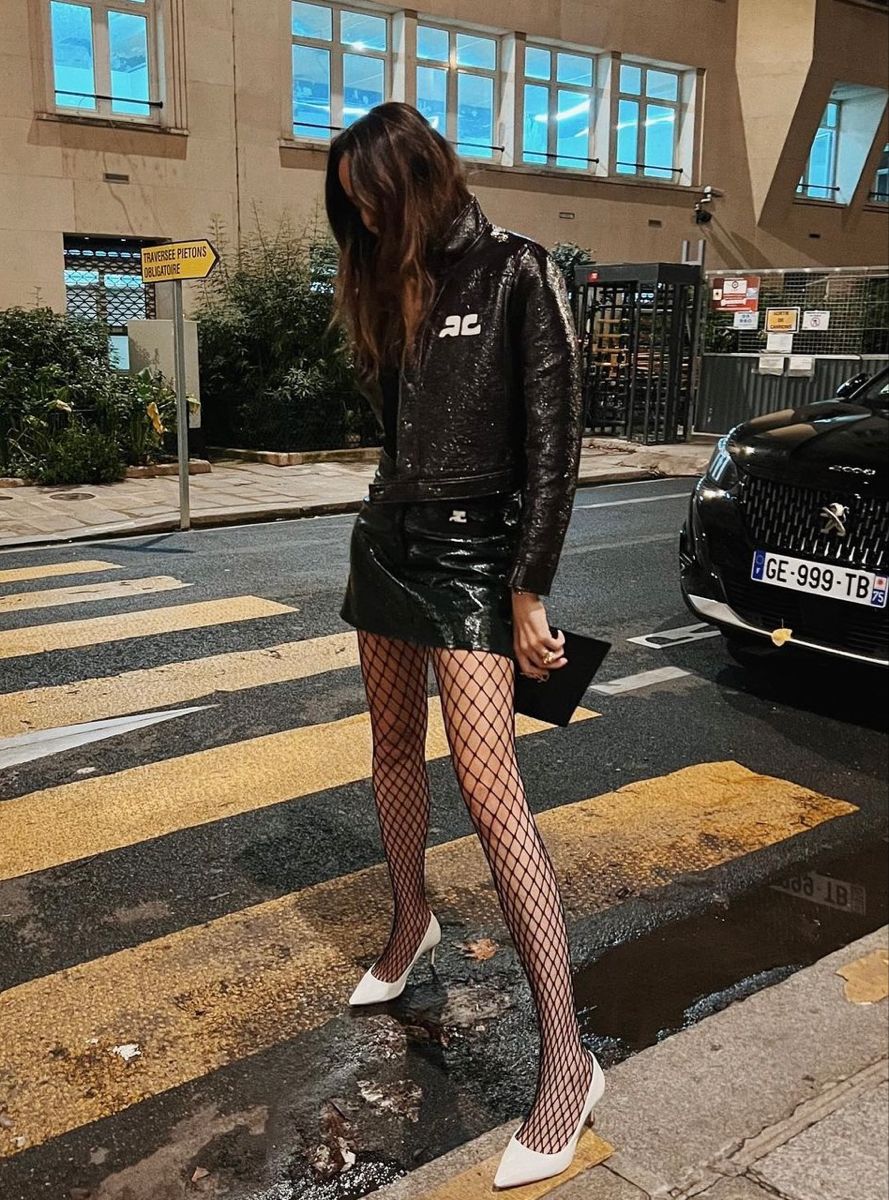 Quần tất dáng lưới hoặc họa tiết – phá cách nhưng tinh tế