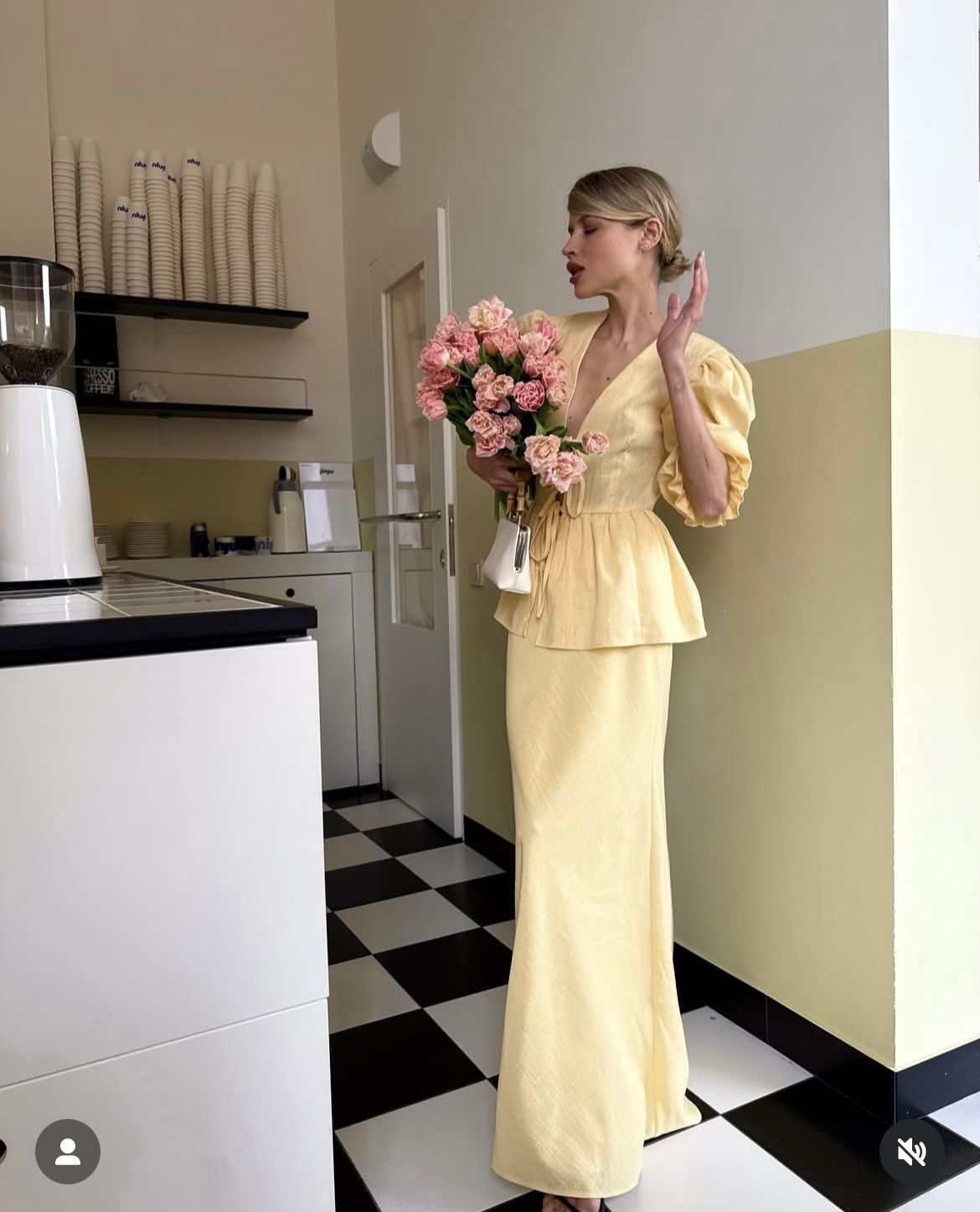 Áo bèo nhún dáng peplum và váy midi, công thức dự tiệc/hẹn hò.