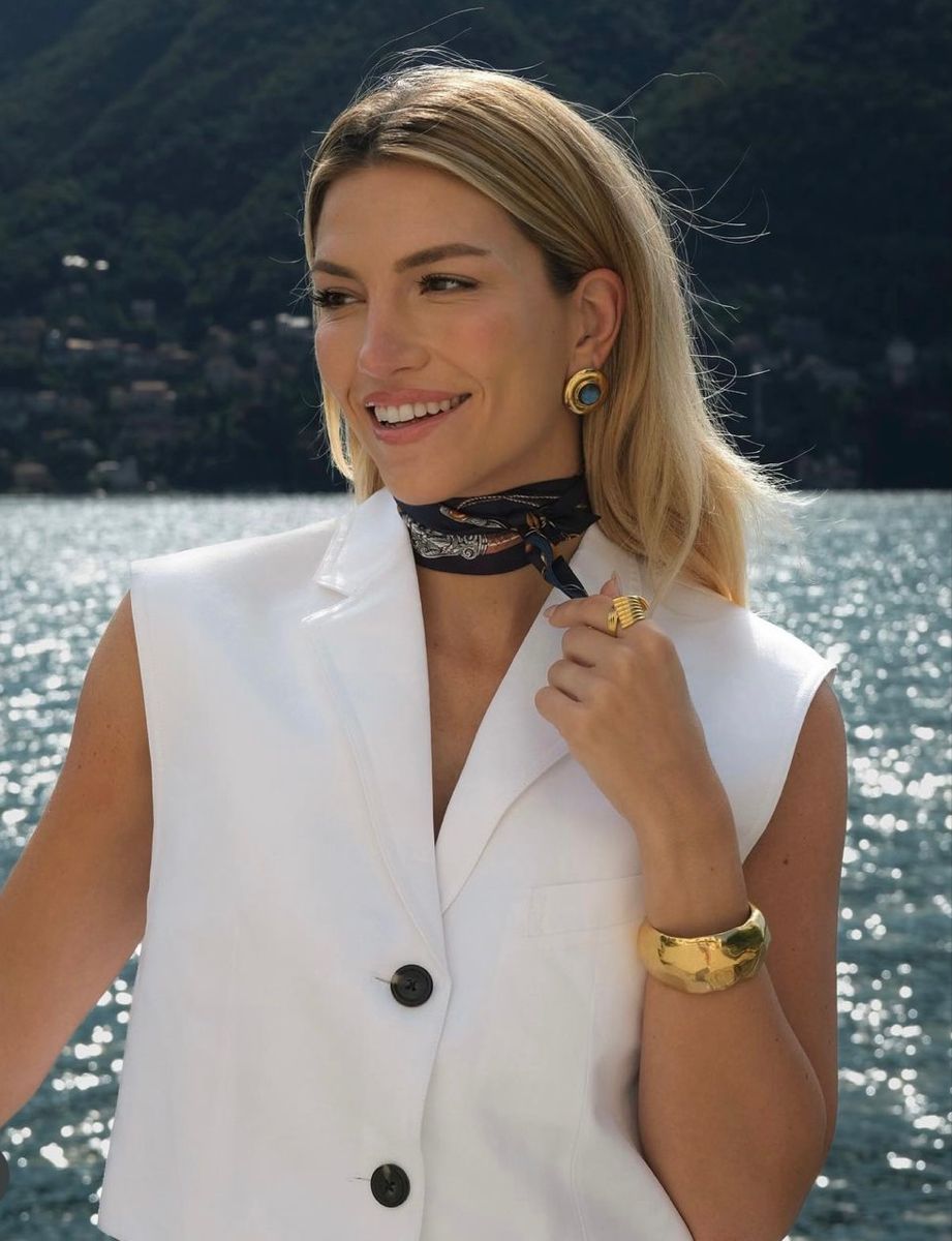 Vest trắng phối khăn lụa trang sức bản lớn khuyên tai vàng