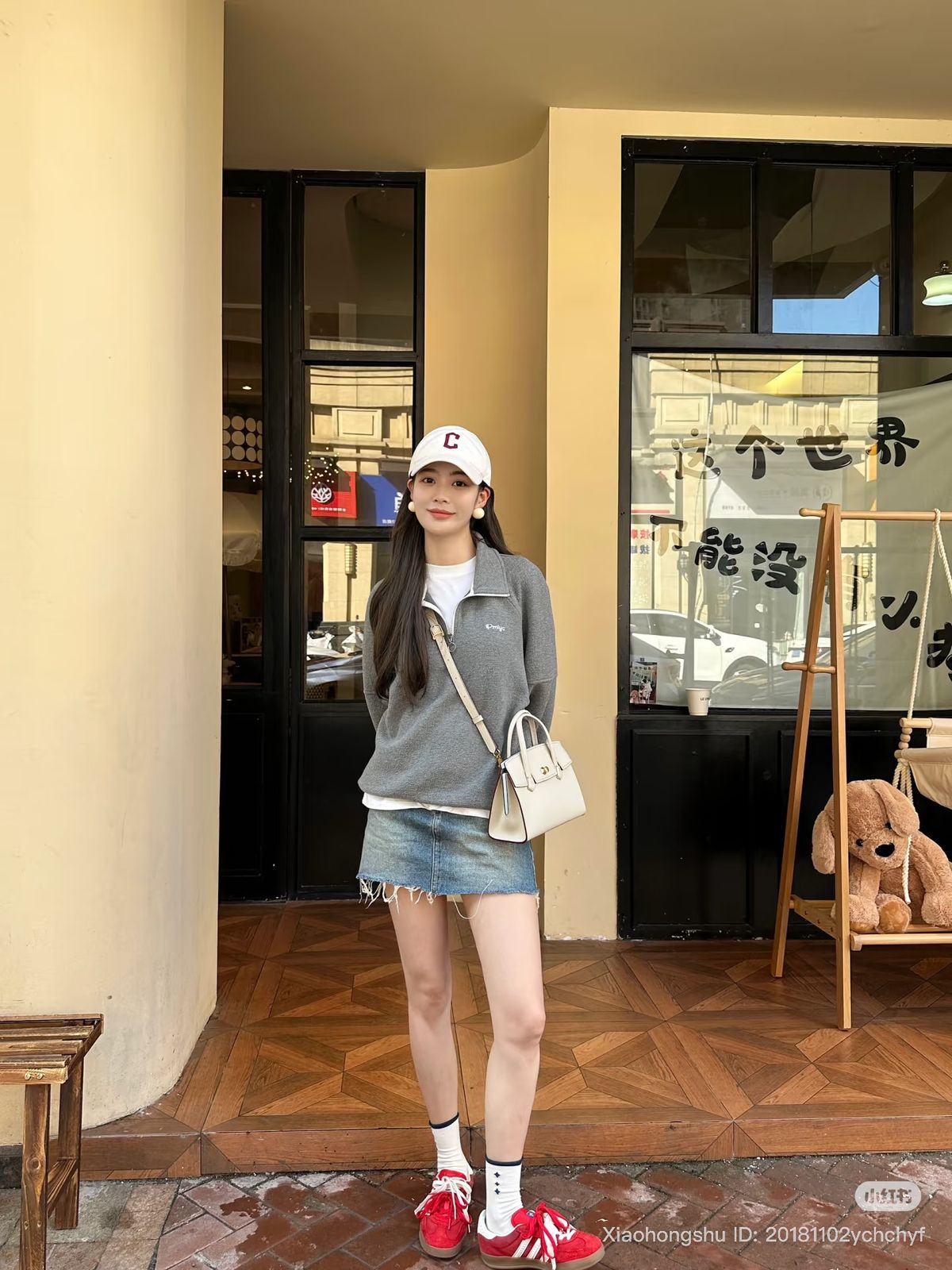 Áo sweater/khoác mỏng, chân váy denim, mũ lưỡi trai trắng, phong cách nữ tính, trẻ trung.