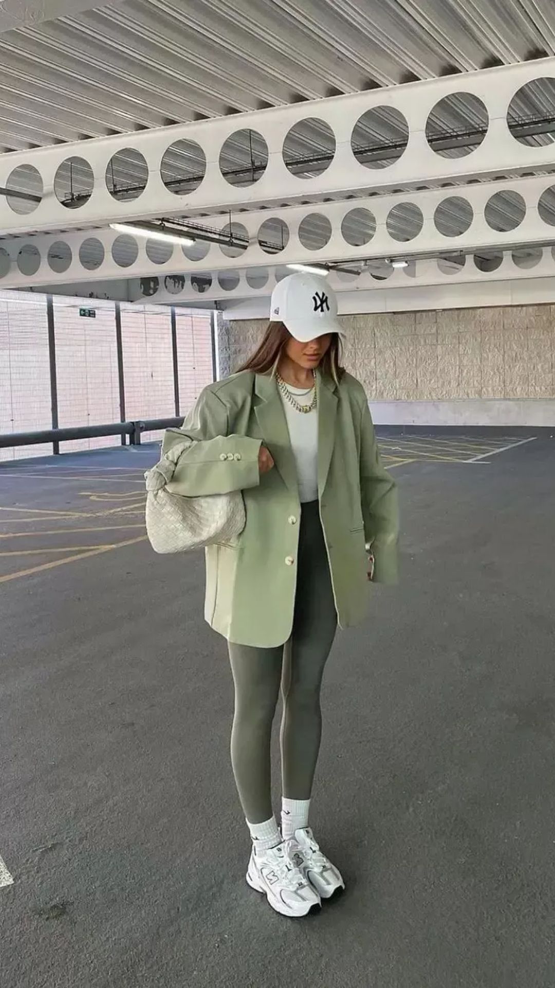 Blazer và quần tây ống suông  mix cùng giày sneaker phong cách athleisure công sở.