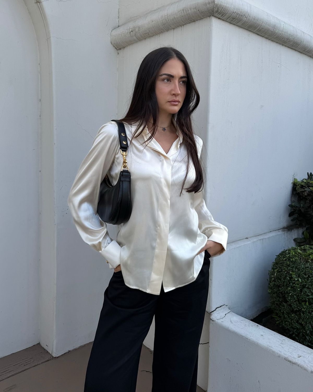 Áo sơ mi lụa trắng, quần tây ống rộng, blazer