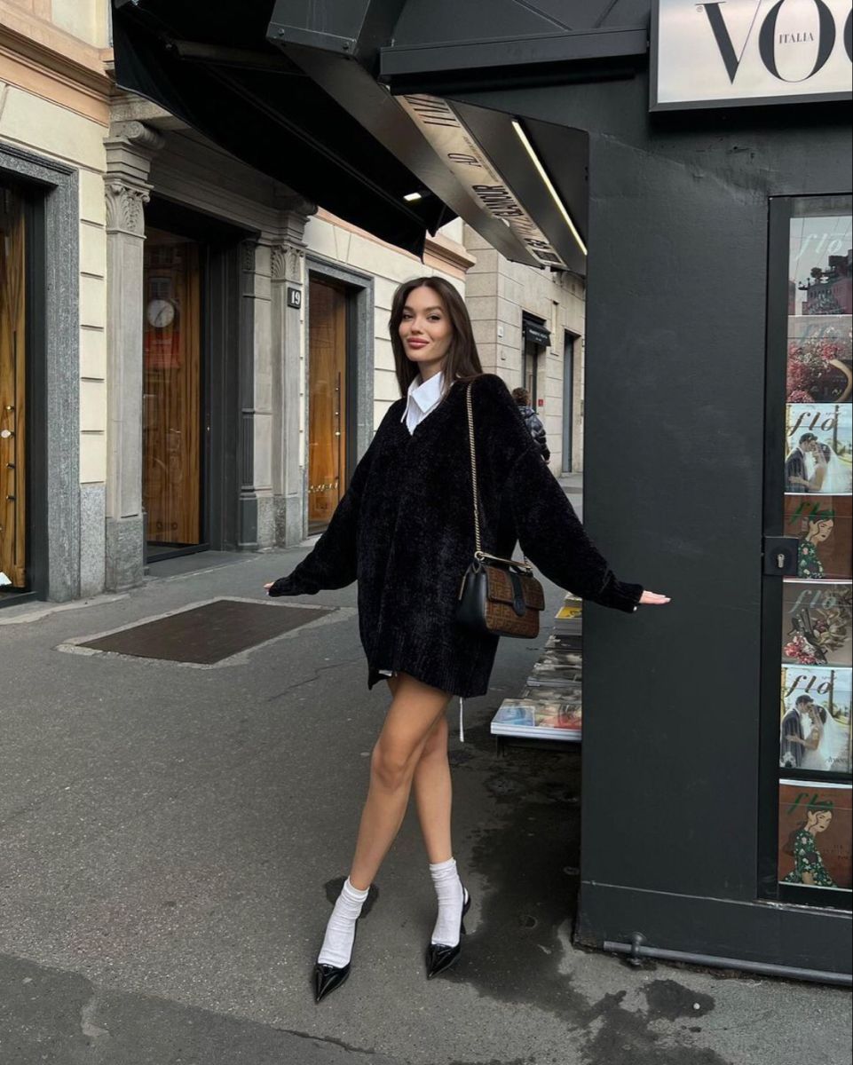 Giày mũi nhọn platform, tất trắng, áo len oversized, phong cách thanh lịch.