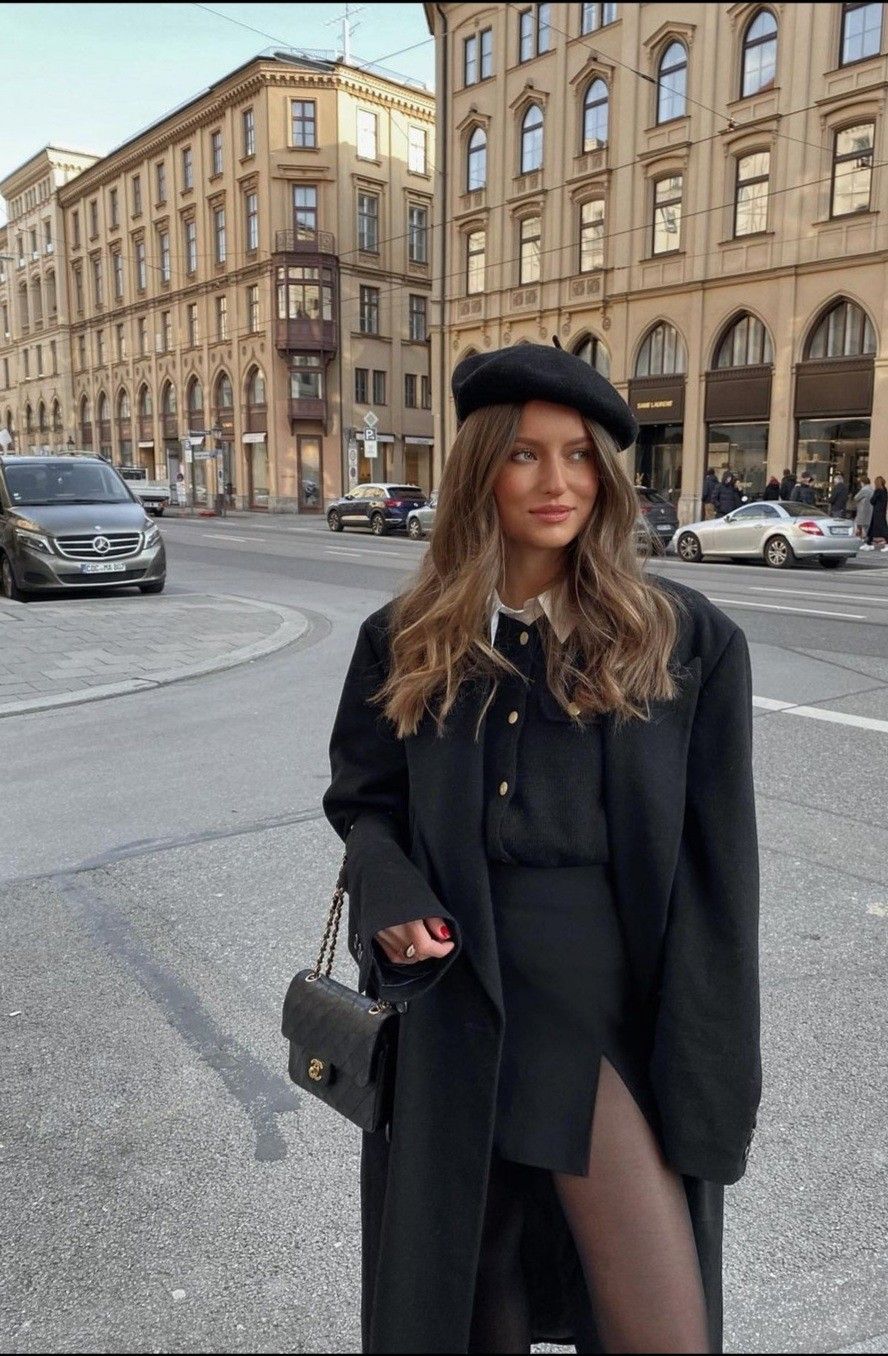 Cô gái đội mũ beret đen, áo khoác dài, phong cách thanh lịch kiểu Pháp