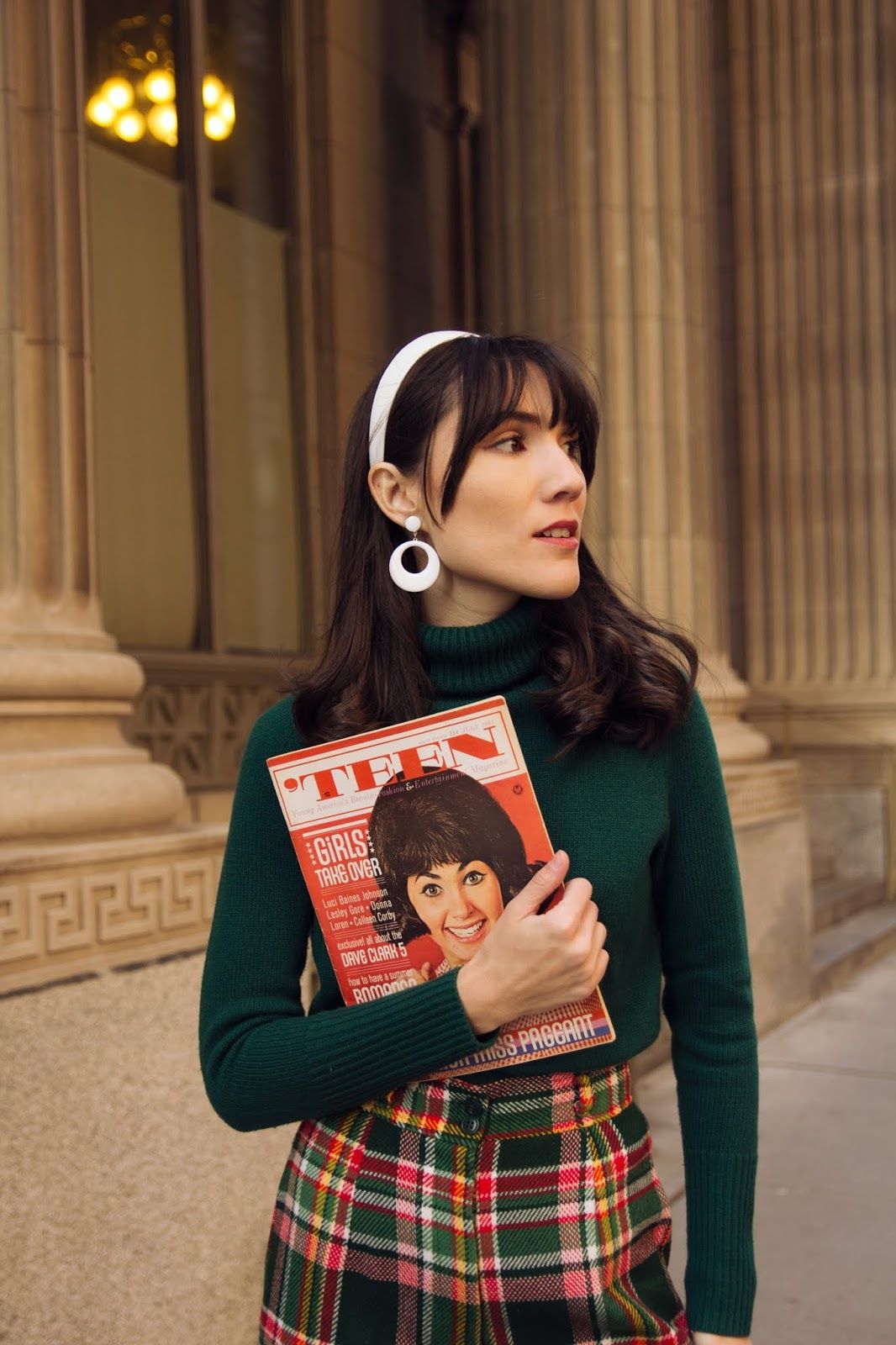 Cô gái với băng đô, hoa tai tròn, minh họa phụ kiện retro