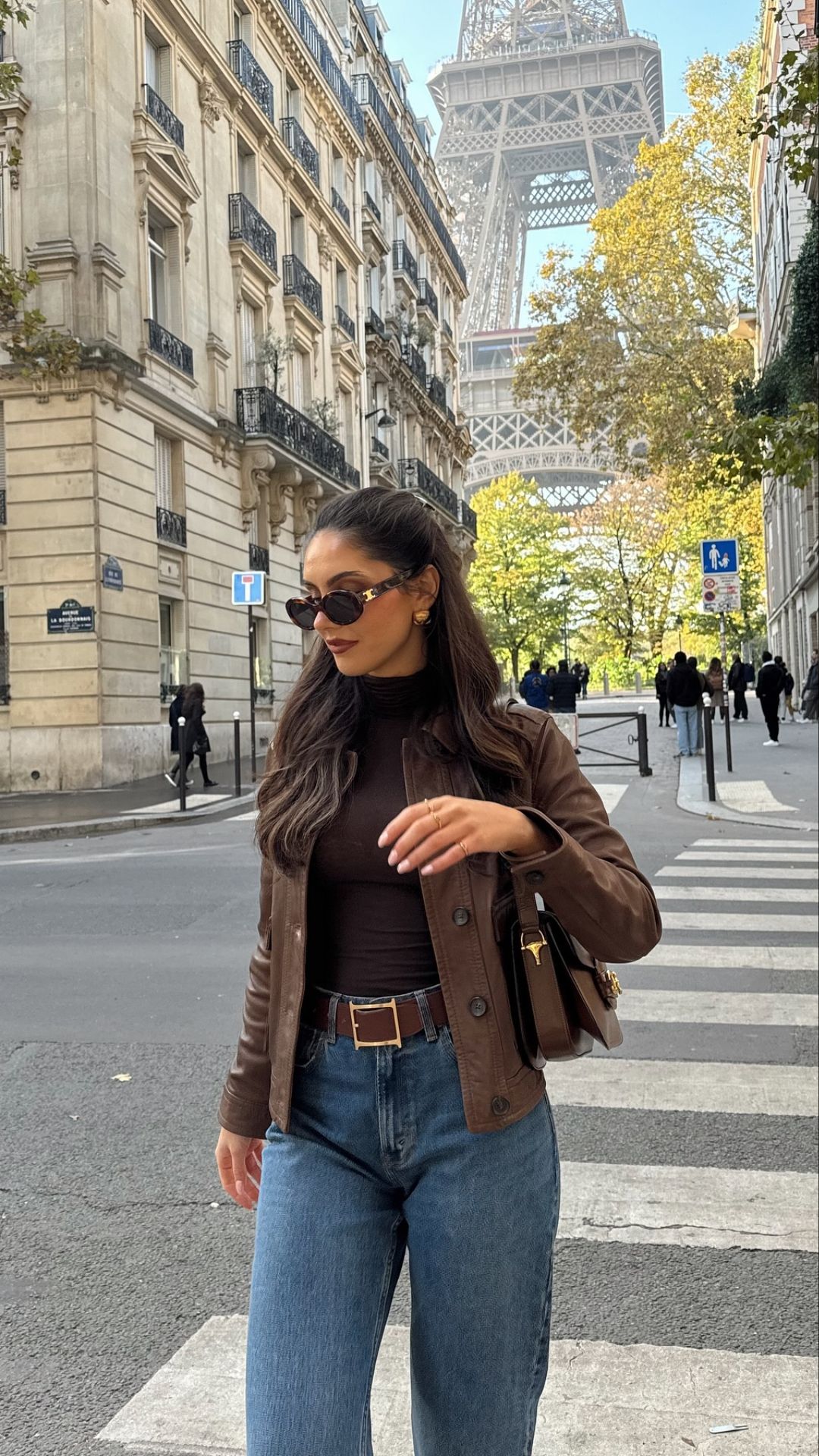 Áo khoác da nâu phối phụ kiện vintage