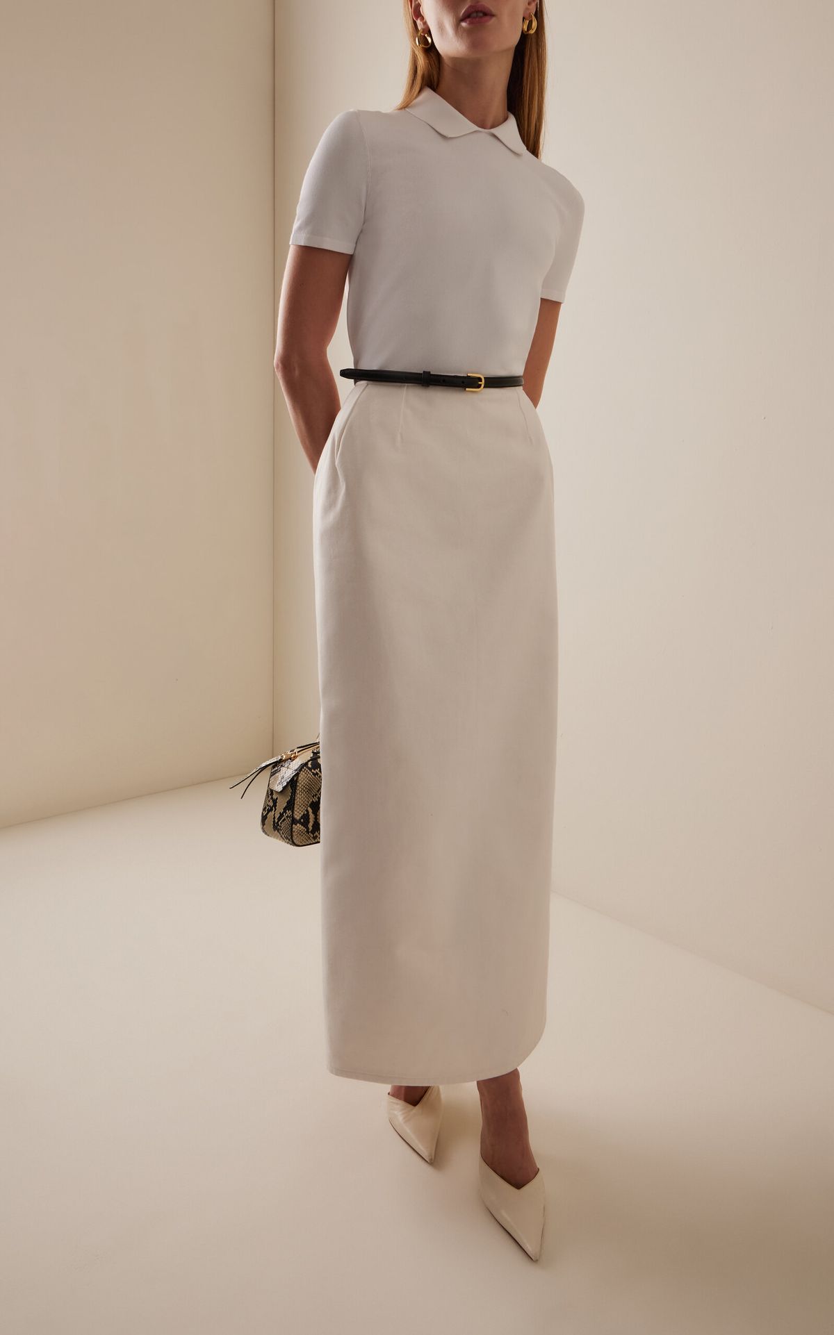 Polo trắng phối chân váy bút chì dáng dài công sở