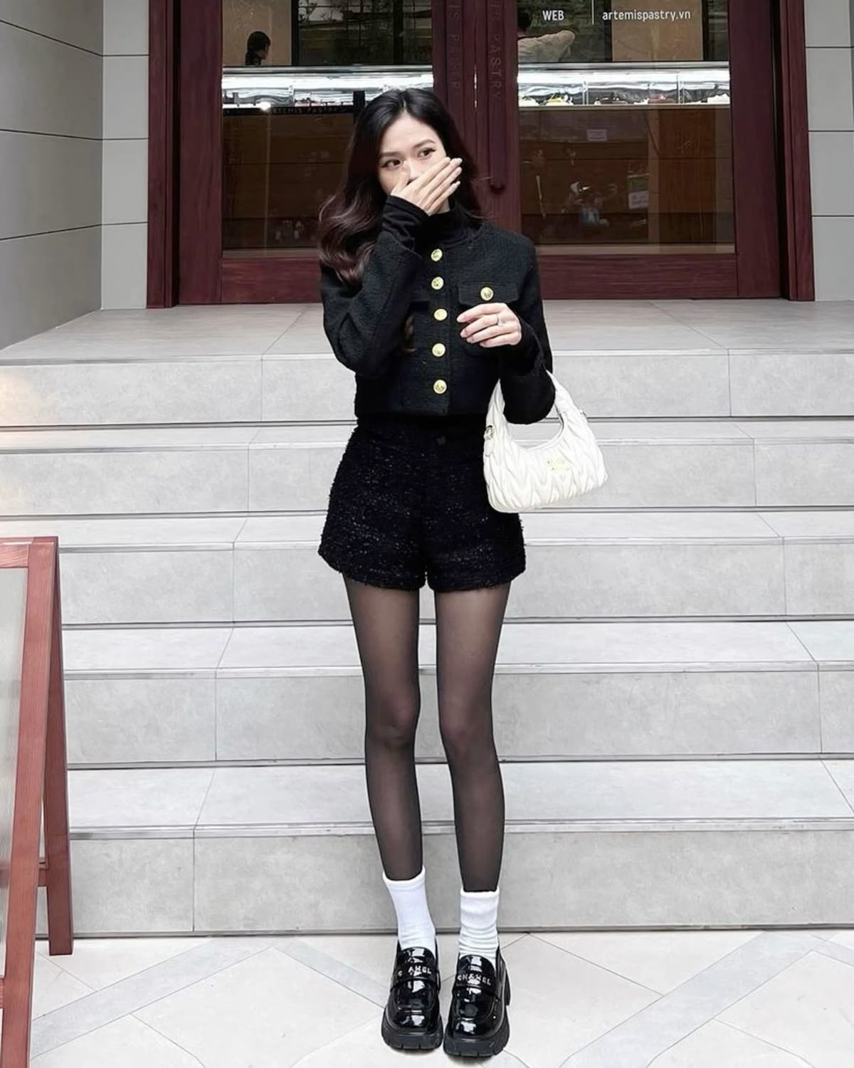 Quần tất với quần shorts – năng động và cá tính (Quần shorts chất liệu tweed)