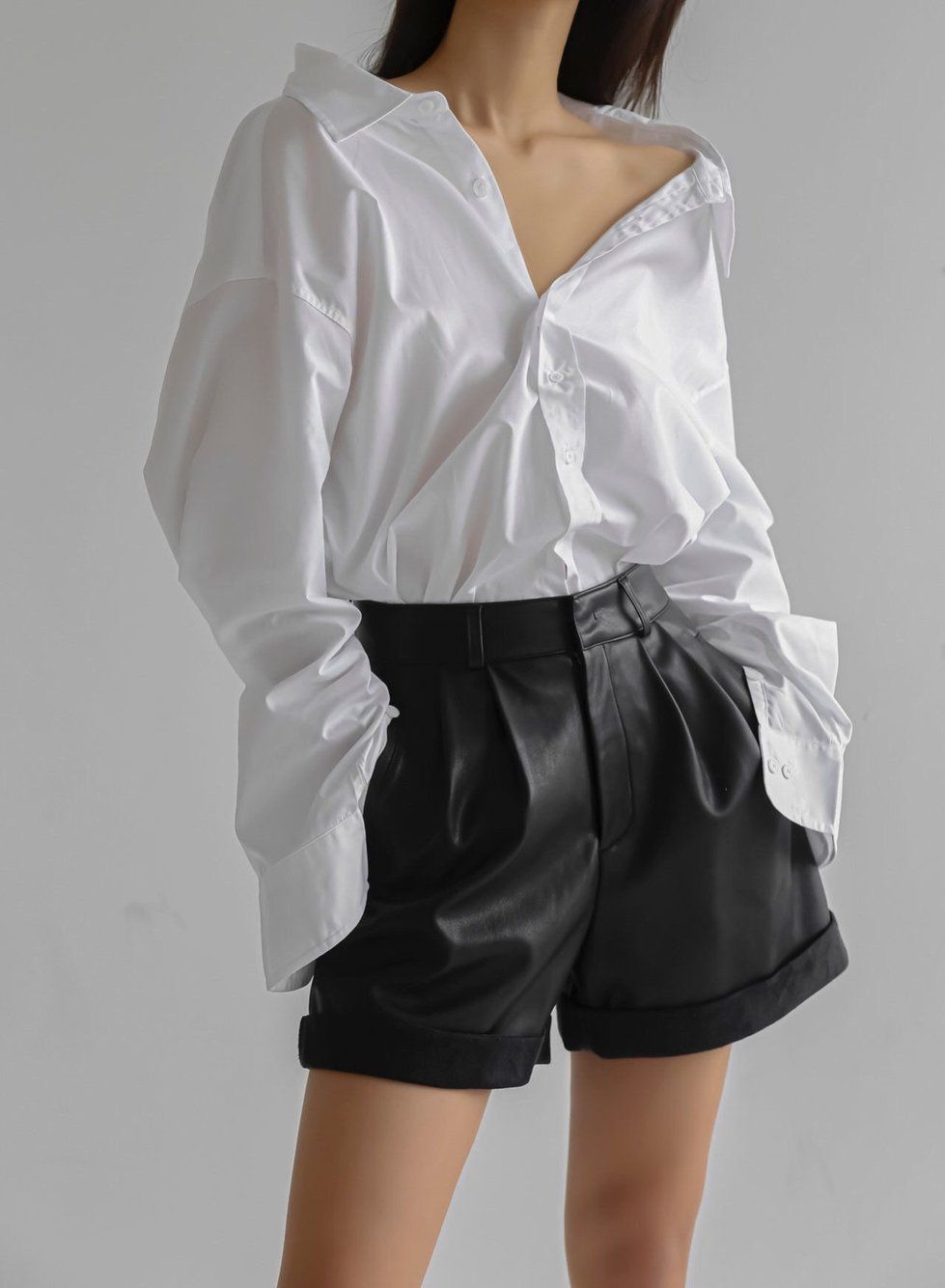 Sơ mi trắng kết hợp quần da bóng