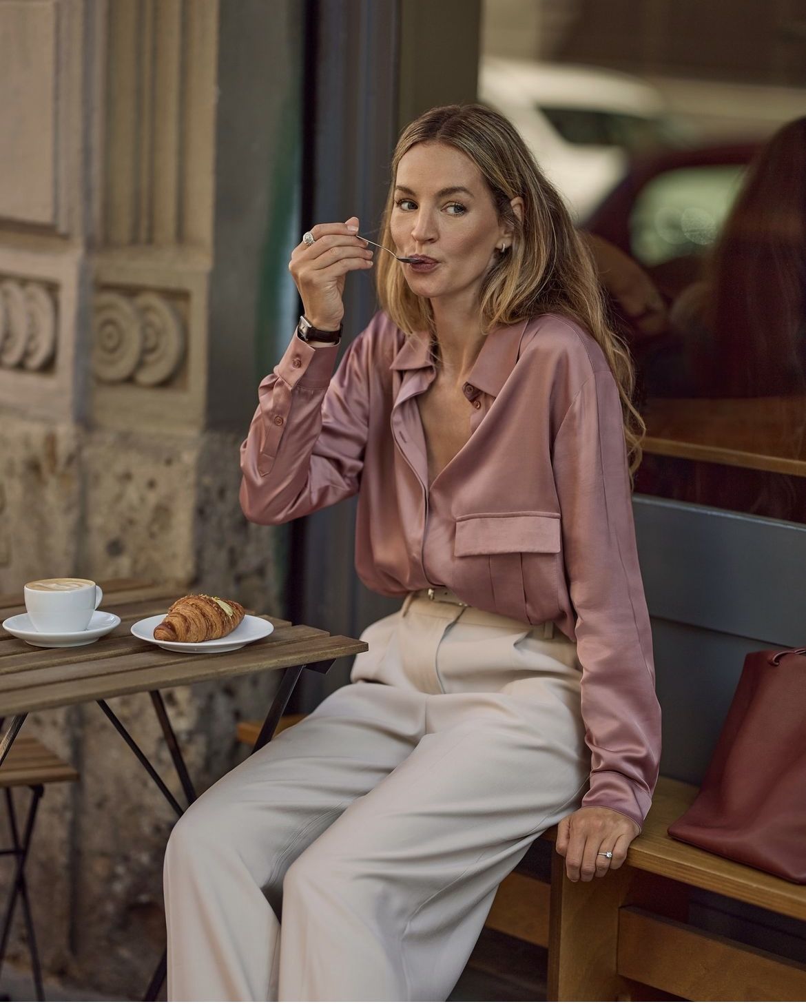 Áo lụa hồng, quần tây ống rộng màu be, đi làm/casual.