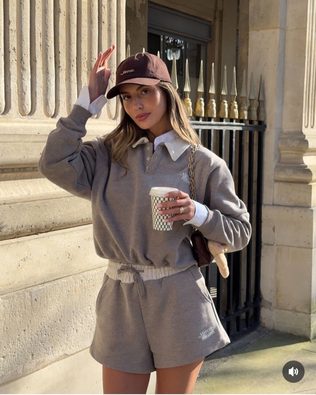 Set áo nỉ sweater và quần short nỉ màu xám, phối áo sơ mi bên trong