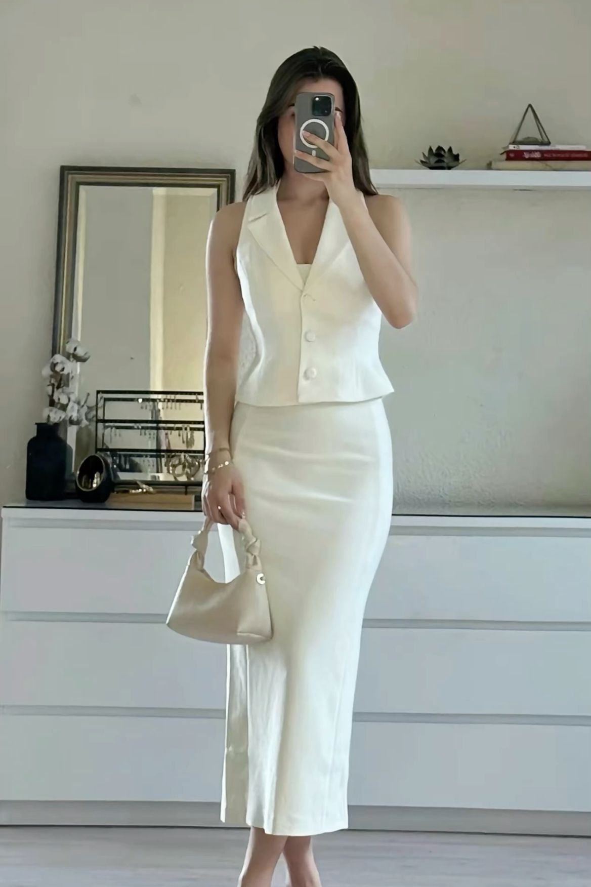 Set đồ trắng phối chân váy dài và áo gile