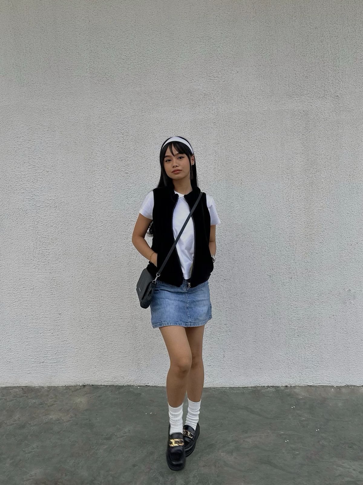 Chân váy denim ngắn, áo gile đen, loafer