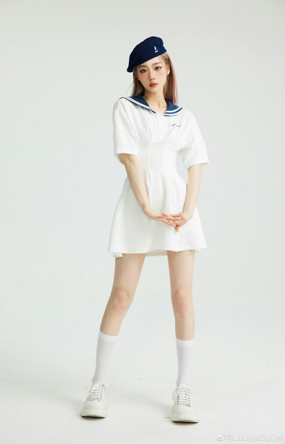 Đầm cổ thủy thủ trắng phối mũ beret navy street style trẻ trung