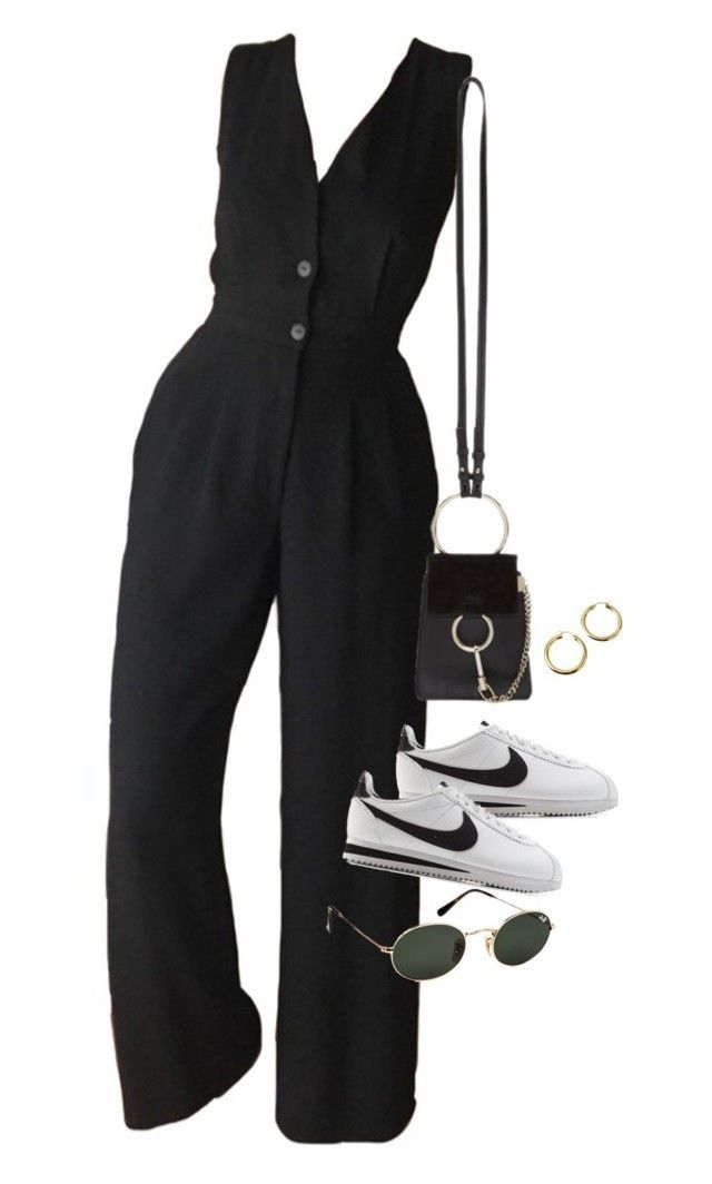 Jumpsuit đen, phối sneakers trắng