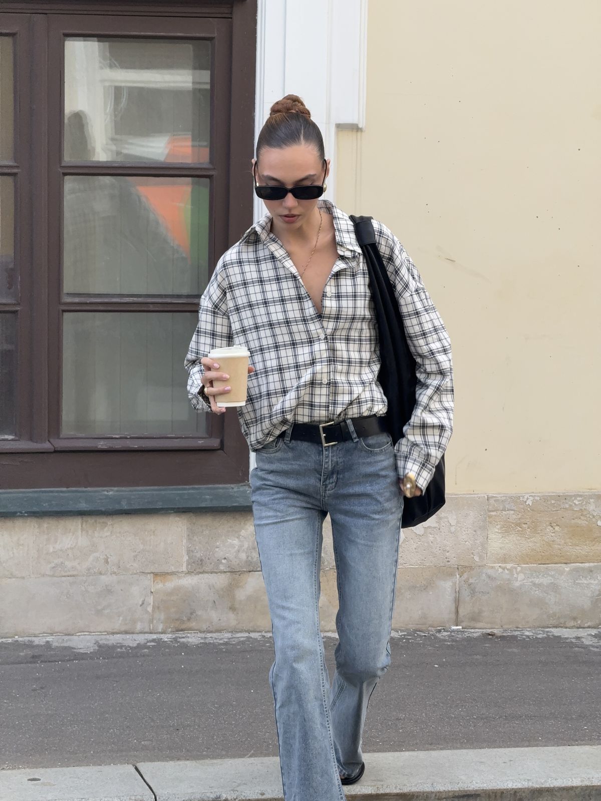 Sơ mi caro tông đen trắng phối cùng quần jeans sáng màu