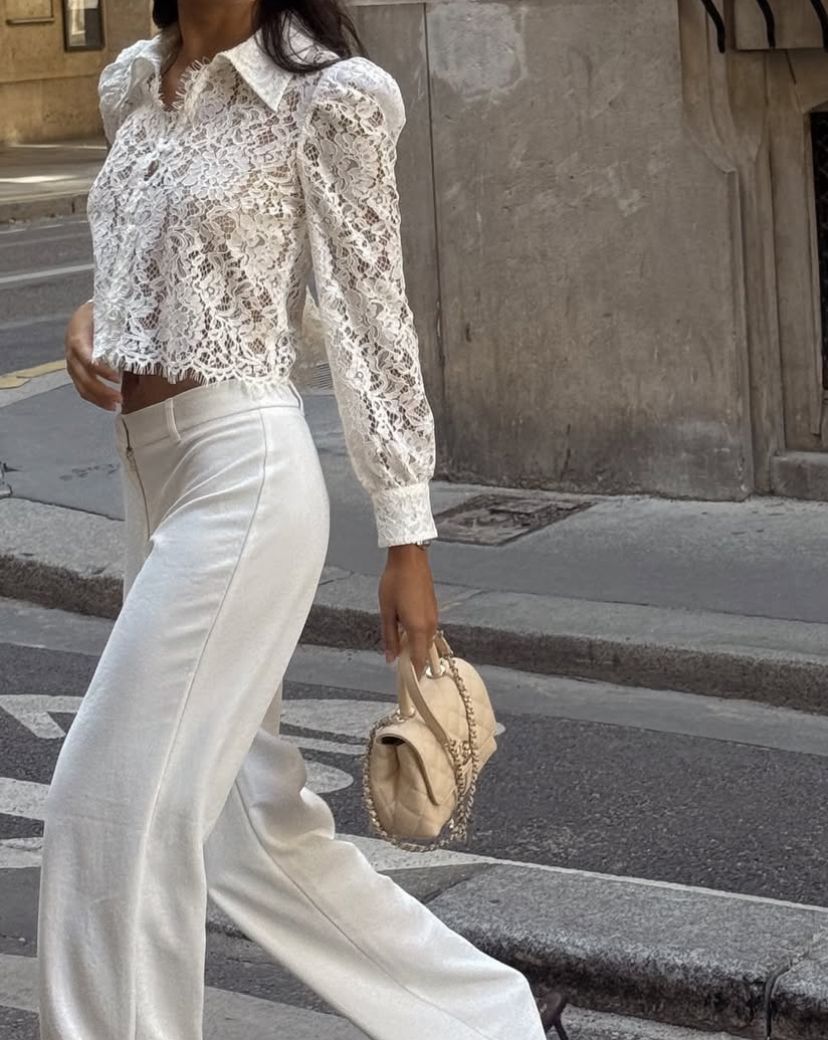 Áo sơ mi ren trắng phối cùng quần tây trắng