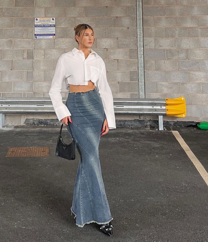 Sơ mi trắng dáng crop phối với chân váy đuôi cá denim