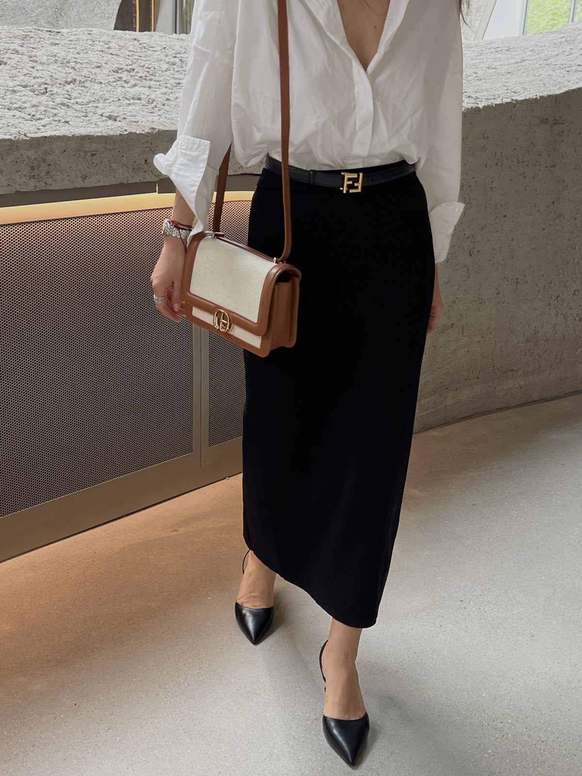 Chân váy bút chì dài đen phối áo sơ mi trắng cổ điển