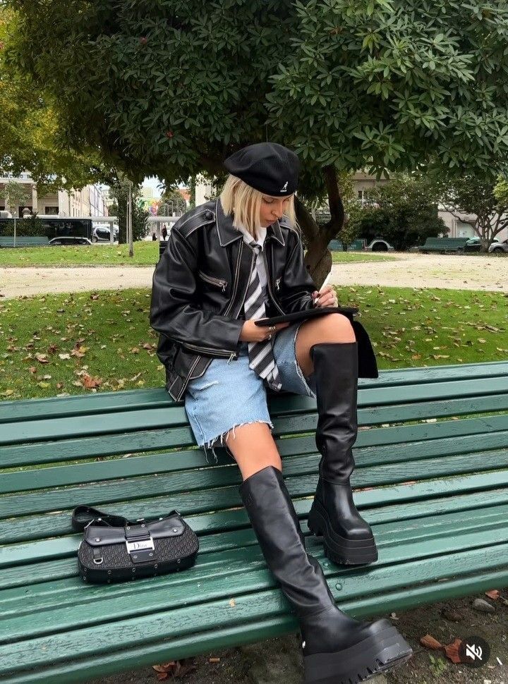 Giày platform boots cao cổ, chân váy denim, phong cách cá tính đường phố