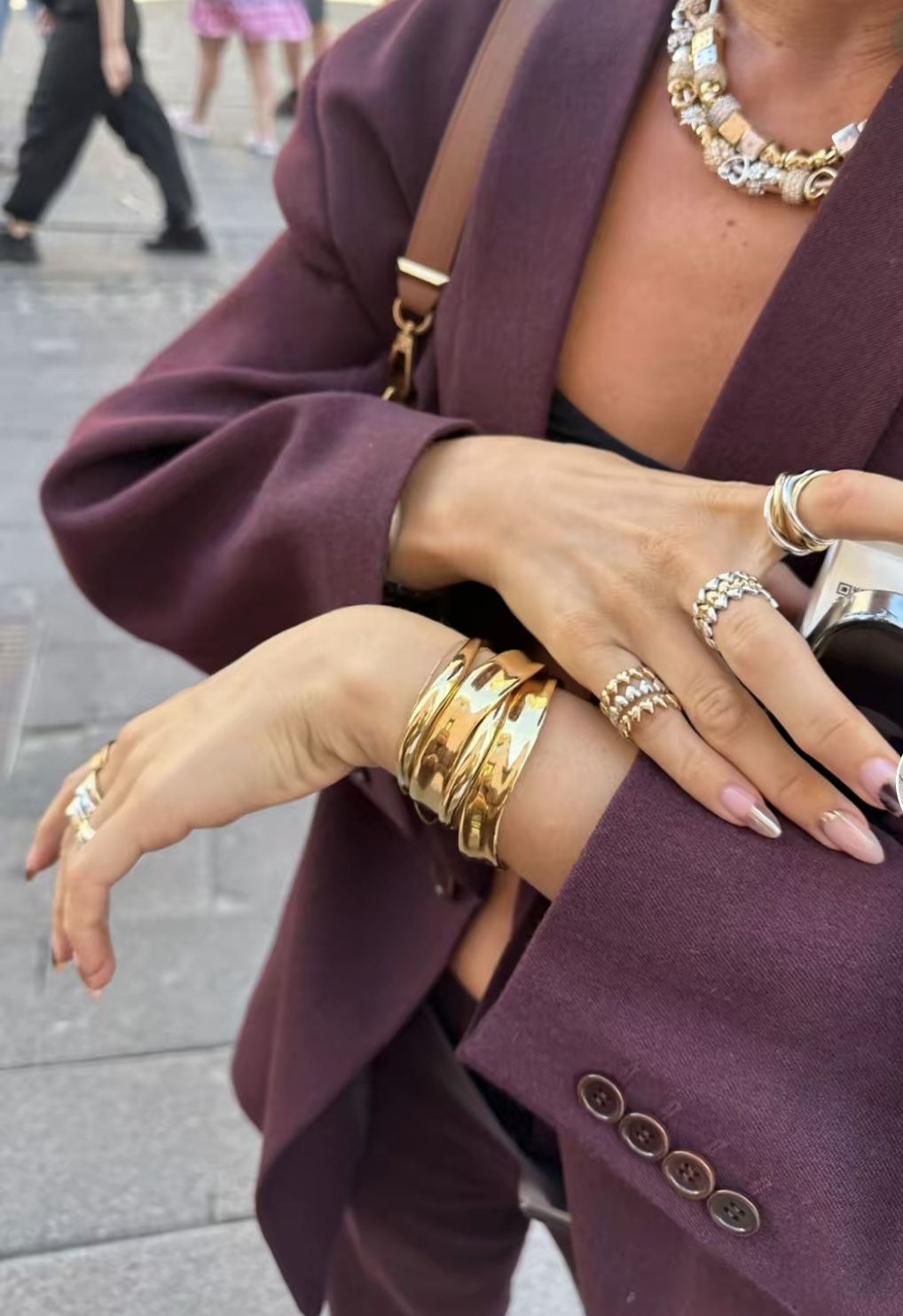 Trang sức bản lớn nhẫn vòng tay kim loại trên set suit tím