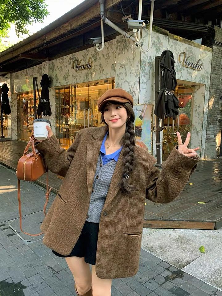 Mũ beret và tóc tết lệch, áo blazer, phong cách cổ điển