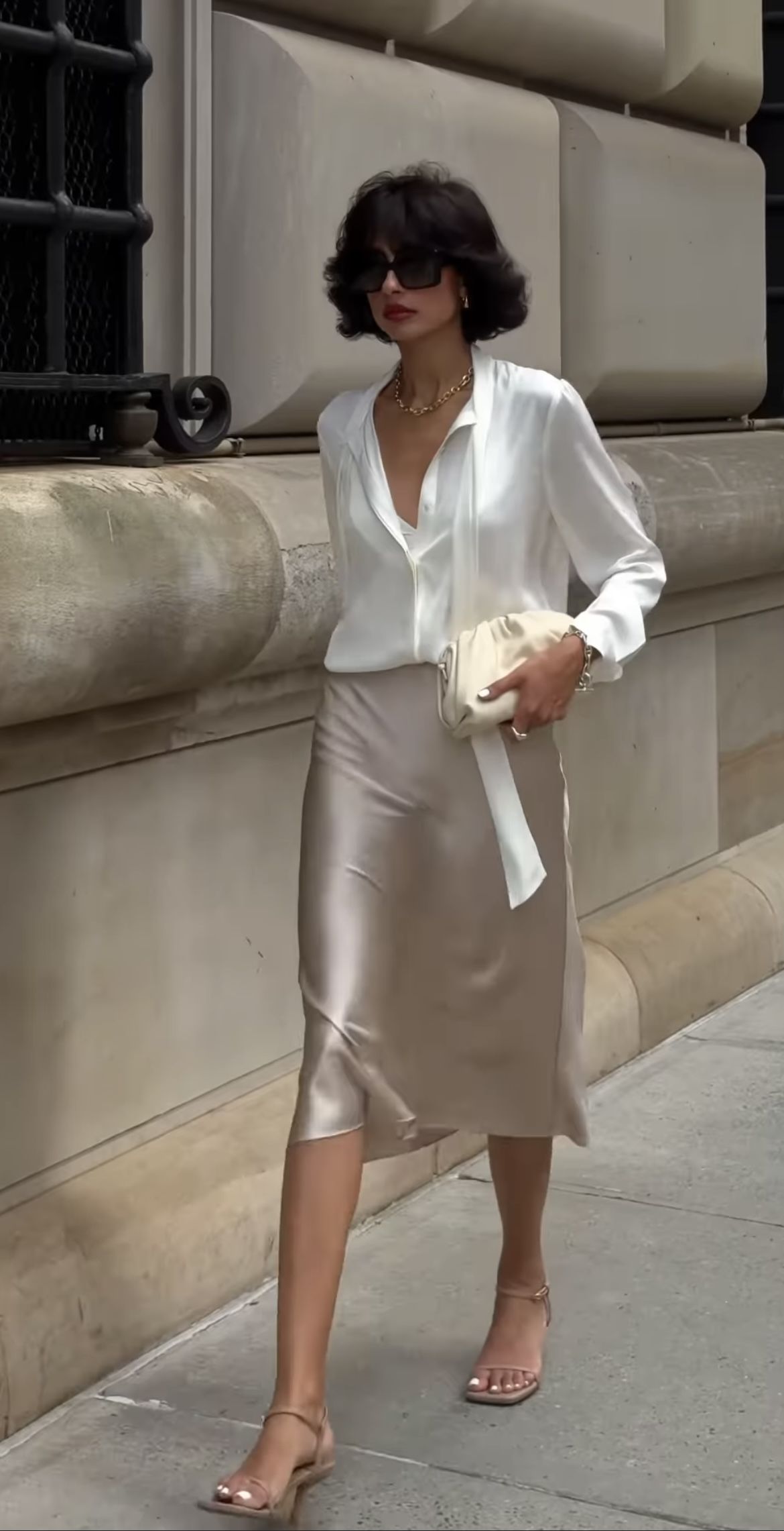 Áo lụa trắng, chân váy satin/lụa màu champagne, đi dạo/hẹn hò.