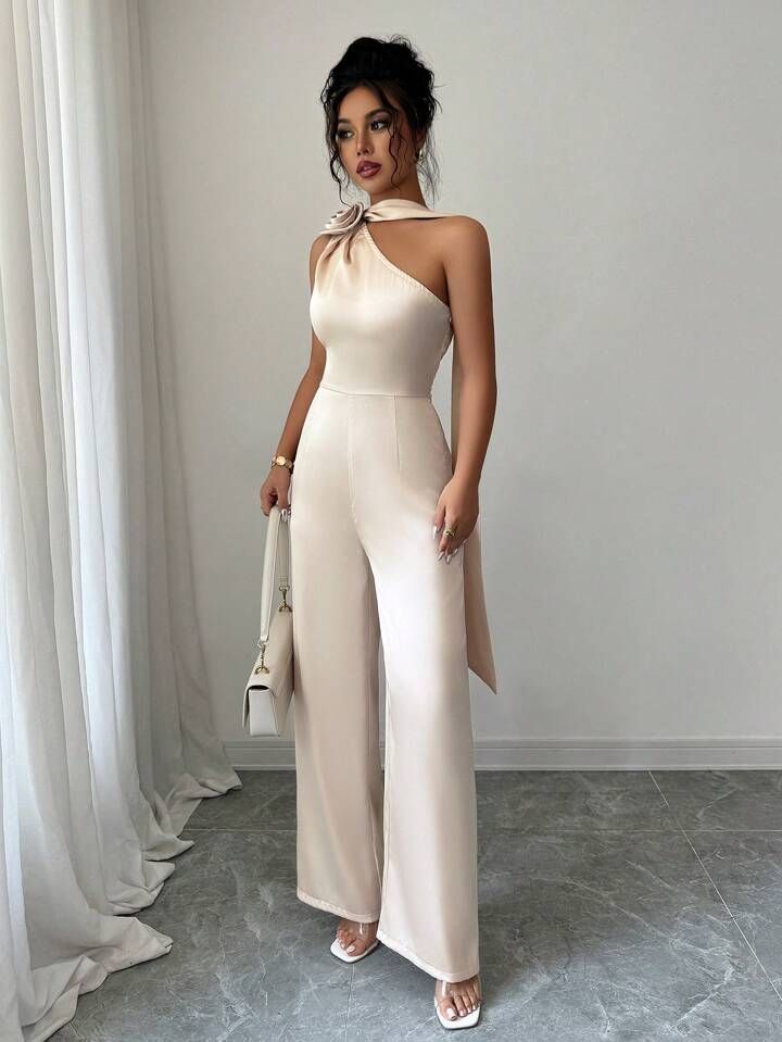 Jumpsuit lụa cổ yếm, màu kem