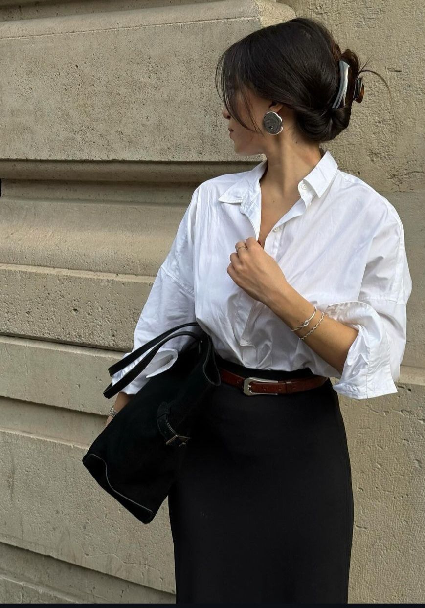 Phối sơ mi trắng oversized với chân váy đen, thắt lưng nâu