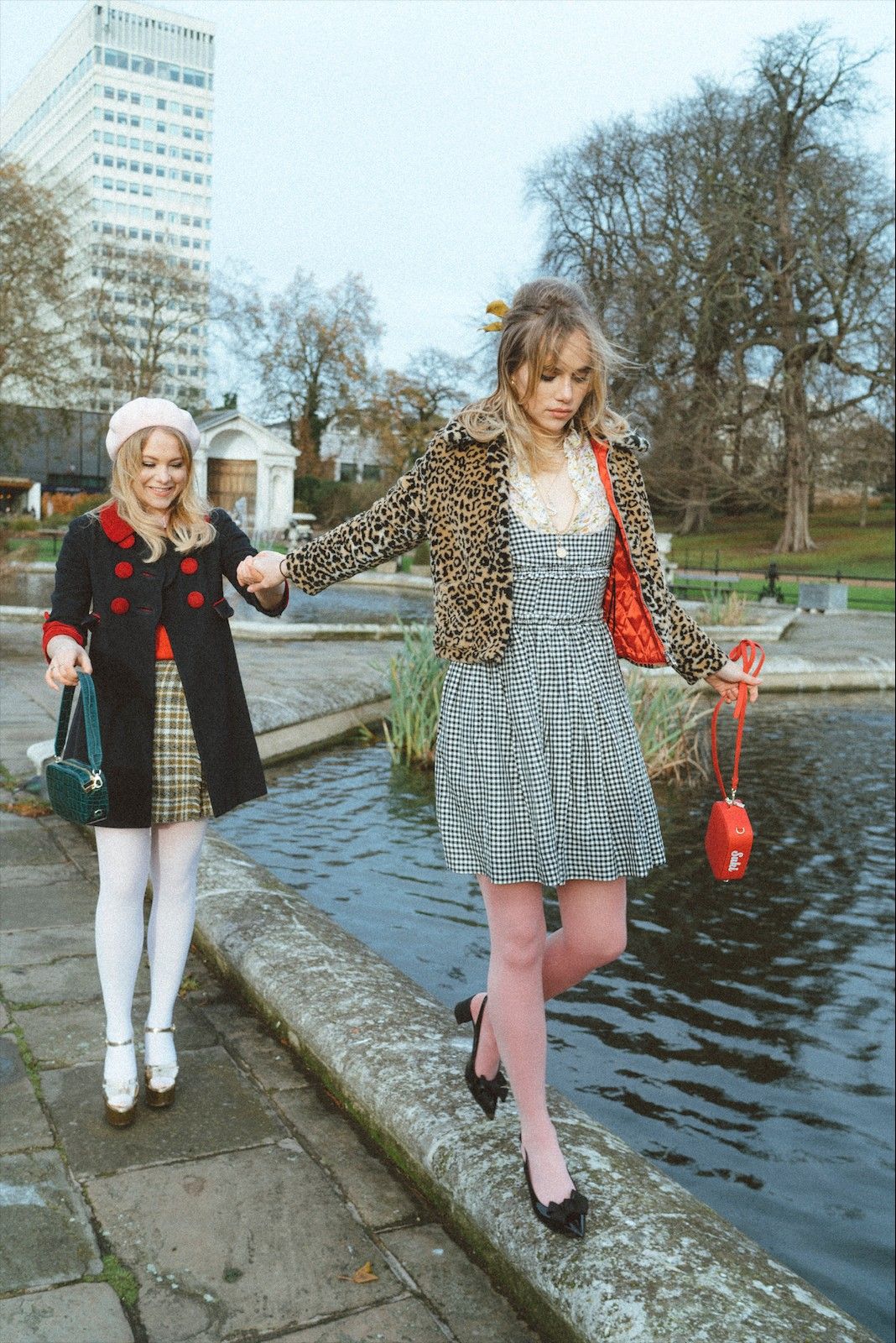 2 cô gái phối đồ retro nhiều họa tiết