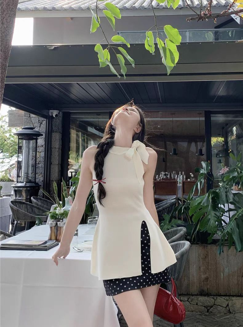 Áo kiểu trơn phối chân váy chấm bi 