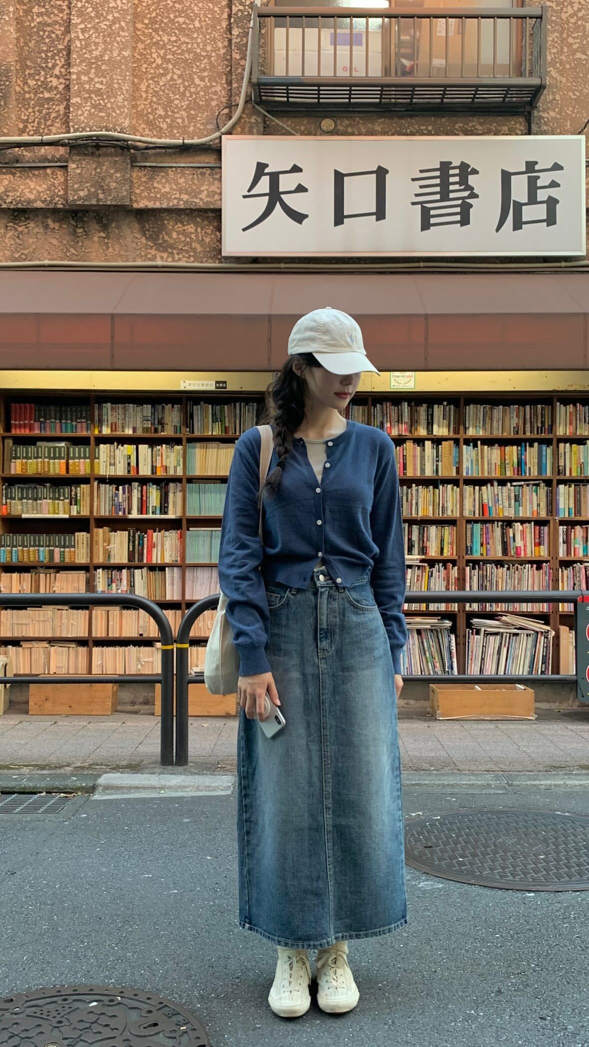 Chân váy denim dài, cardigan, mũ lưỡi trai, phong cách nữ tính, dịu dàng.