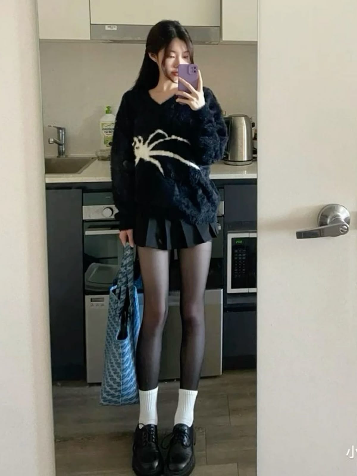 Quần tất kết hợp cùng váy ngắn - thanh lịch và nữ tính