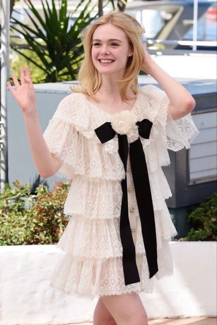 Đầm ren trắng, dáng xòe/baby doll, có nơ đen