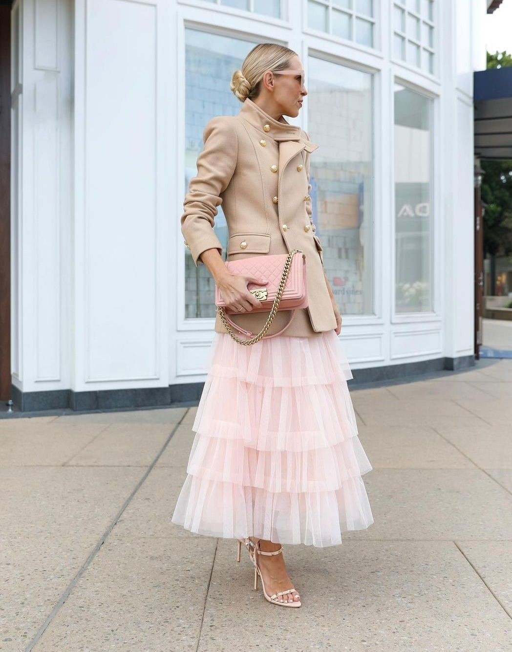 Sandal cao gót + váy xếp tầng