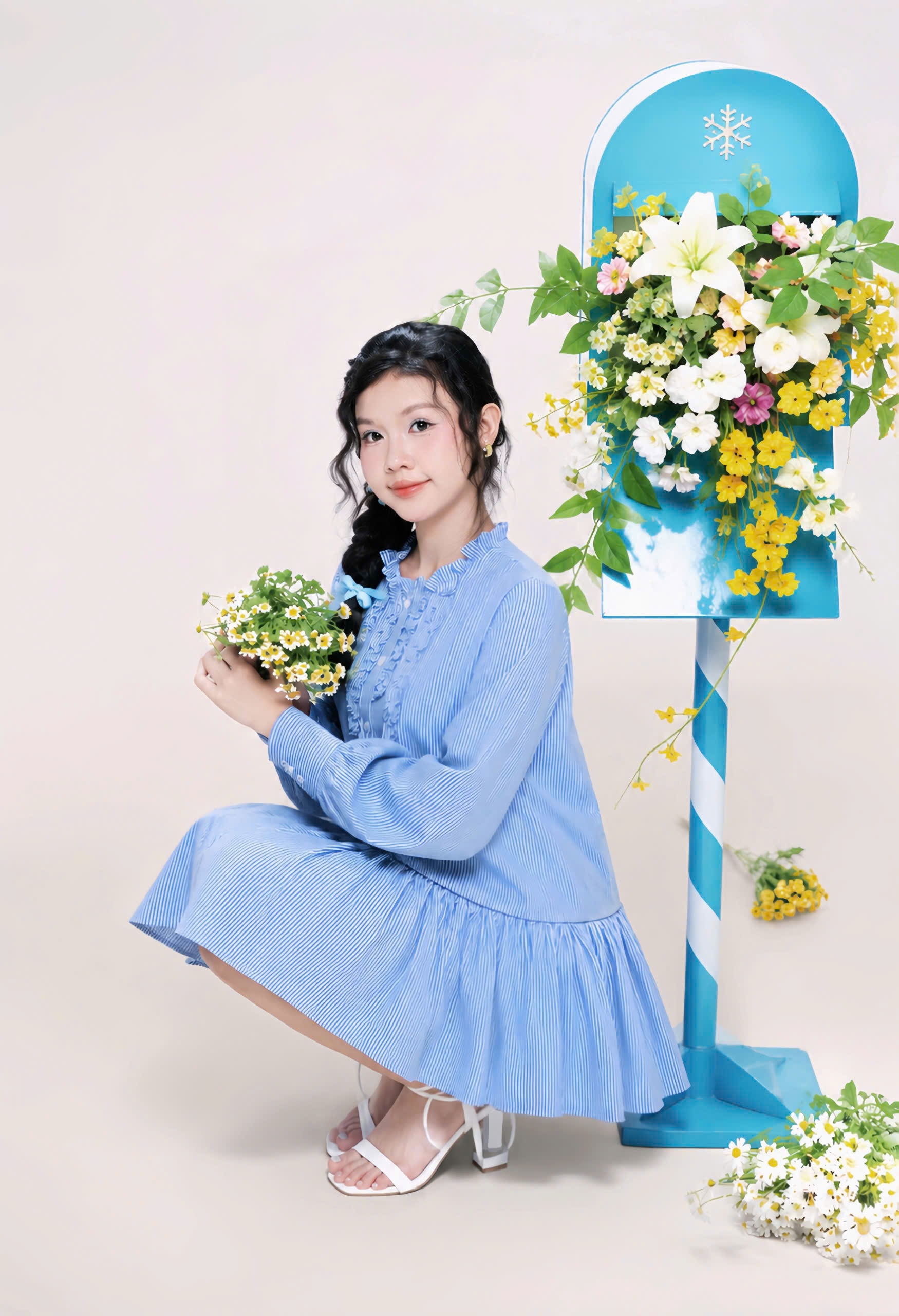 Cotton, vải sọc và những đường nhún mềm được lựa chọn để tạo nên cảm giác nhẹ tênh trong từng chuyển động. Thiết kế ưu tiên sự thoải mái nhưng vẫn giữ được phom dáng thanh lịch, phù hợp với nhịp sống năng động của người phụ nữ hiện đại.