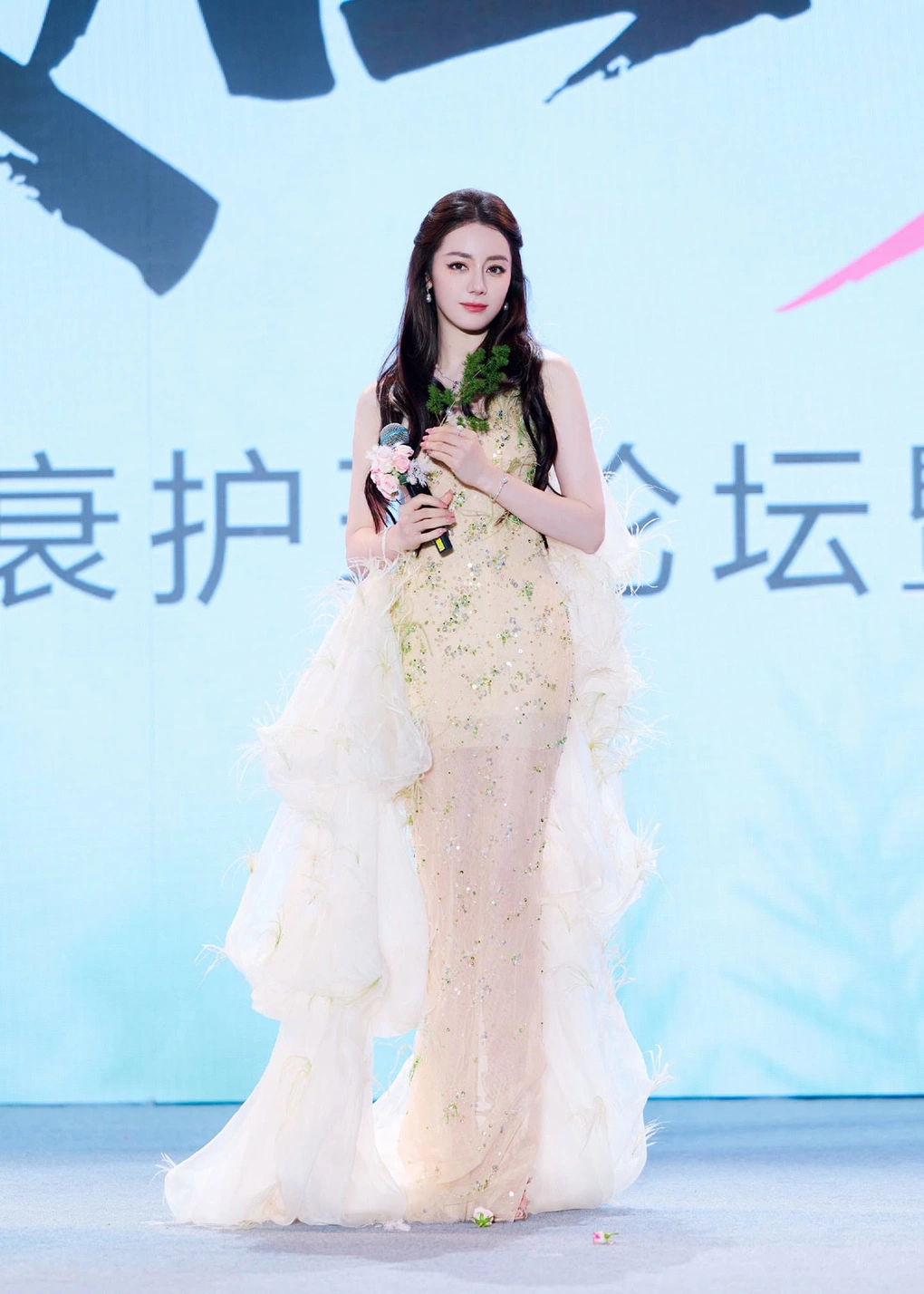 Địch Lệ Nhiệt Ba lộng lẫy tại sự kiện thời trang ngày 19/10 trong thiết kế đầm lụa Bảo Lộc